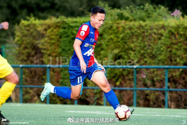 他掀开裙子舌头伸进去动漫软件